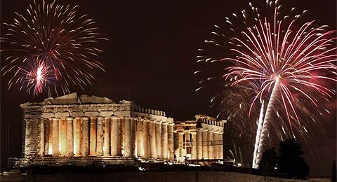 Parthenon, em Atenas, fica iluminado para a virada na Grécia
