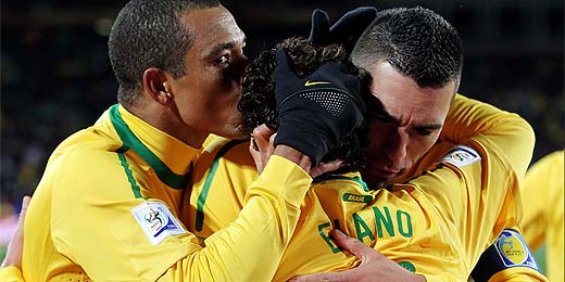 Elano (centro) comemora com colegas o segundo gol do Brasil