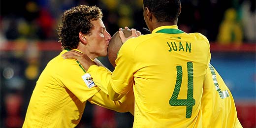 Elano beija Maicon na comemora��o do 1� gol da sele��o brasileira