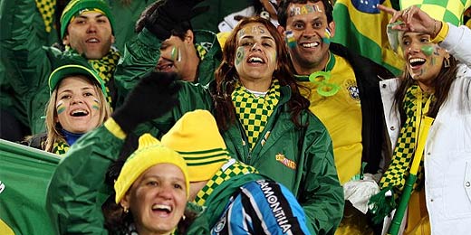 Brasileiros se protegem do frio no est�dio Ellis Park, em Johannesburgo