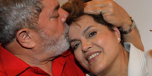 Dilma recebe o carinho do presidente Lula no Palácio da Alvorada