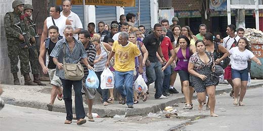 Moradores correm para fugir de trocas de tiros no Complexo do Alemão