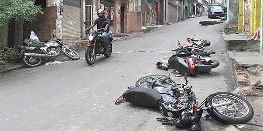 UOL segue rastro de blindados e vê moradores acuados e destruição