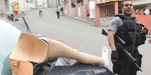 Perna mecânica de traficante do Rio é deixada para trás durante fuga