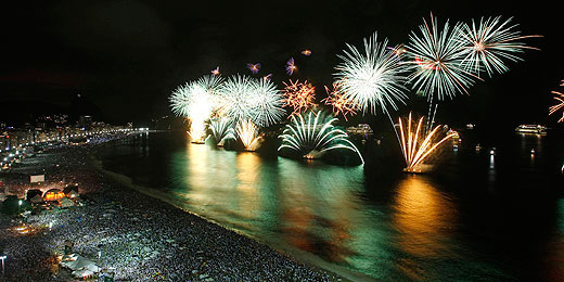 Fogos de artifício em Copacabana festejam chegada de 2011