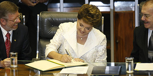 Presidente do Brasil, Dilma Rousseff assina o termo de posse