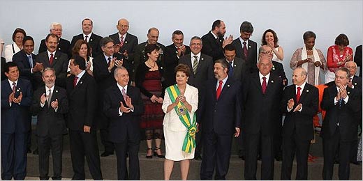 Dilma e seu vice, Temer, posam para foto oficial com os ministros