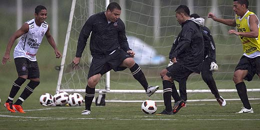 Sob chuva e raios, Corinthians treina para partida da Libertadores