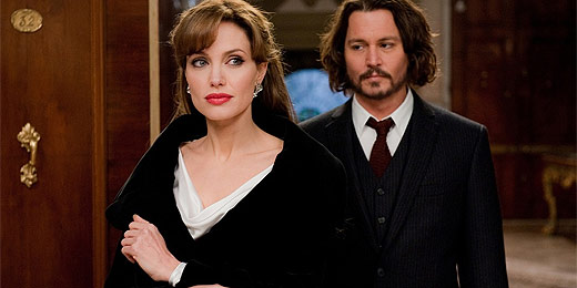 Angelina Jolie e Johnny Depp estrelam a ação 