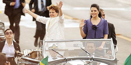 Dilma Rousseff desfila em carro aberto a caminho do Palácio do Planalto