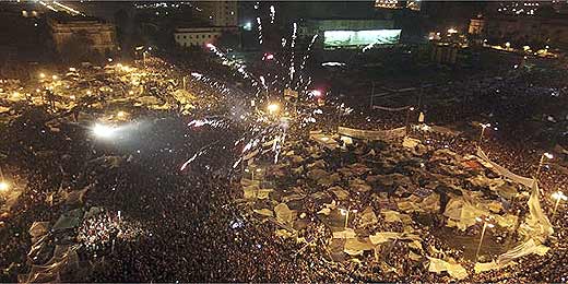 População comemora renúncia de Mubarak na praça Tahrir, no Cairo