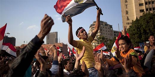 Centenas de pessoas continuam celebrando nas ruas do Cairo