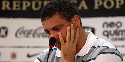 Ronaldo chora durante discurso de despedida no CT do Corinthians