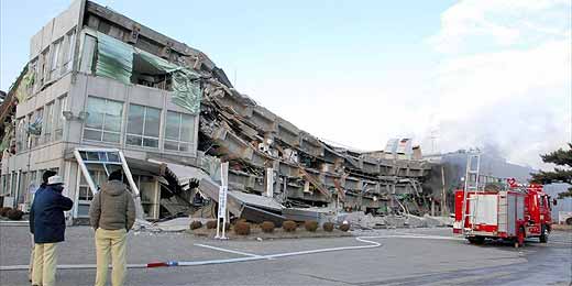 Prédio na cidade de Sukagawa fica totalmente destruído após tremor 