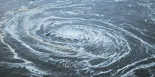 Imagem aérea mostra ondas formadas próximo a um porto em Oarai 