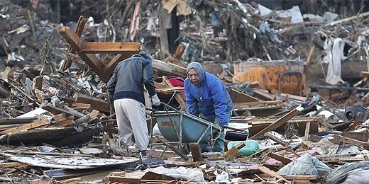 Moradores do norte do Japão procuram pertences em meio a ruínas