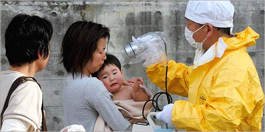 Médico avalia nível de radiação em criança próximo a usina nuclear