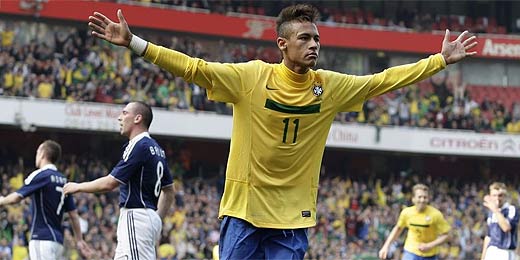 Neymar comemora o primeiro de seus dois gols contra a Escócia