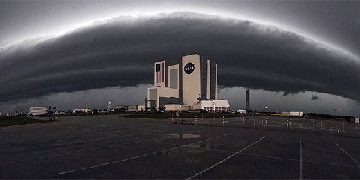 Tempestade avança sobre as instalações da Nasa na Flórida (EUA)
