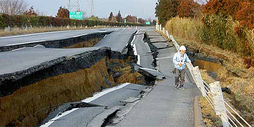 Homem caminha por estrada destruída perto de Mito, no Japão