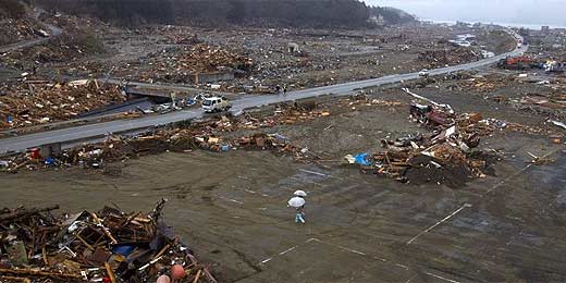 Área fica devastada após tremor em Minamisanriku, nordeste do Japão 