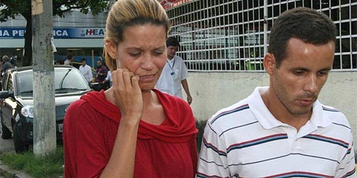 Mulher chora ao saber da morte da irmã, Samira Pires, de 13 anos