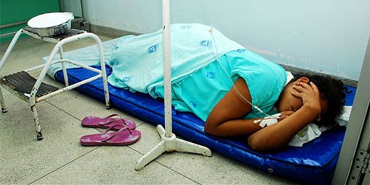 Maior maternidade de Alagoas tem fila por parto e pacientes pelo chão 