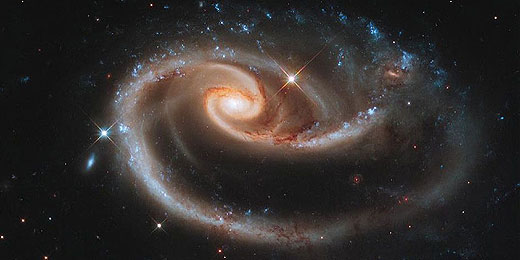 Hubble comemora 21 anos com imagem de galáxia em forma de rosa