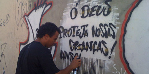 Grafiteiros homenageiam vítimas de massacre em escola carioca