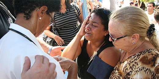 Tia chora no enterro de Milena, uma das crianças mortas ontem no Rio