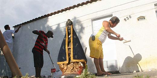 Moradores de Realengo pintam o muro pichado da casa do atirador