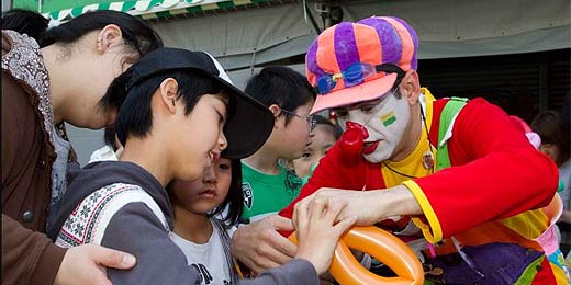 Palhaço brasileiro diverte crianças e idosos desalojados no Japão