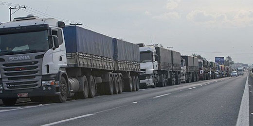 Fila de caminhões no porto de Paranaguá no Paraná chega a 30 km