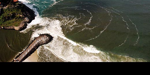 Mancha proveniente da poluição é vista no mar da Barra da Tijuca