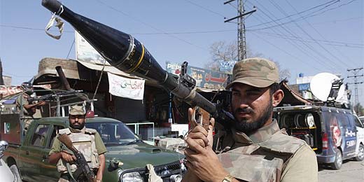 Soldado do exército paquistanês fica em alerta após atentado no país