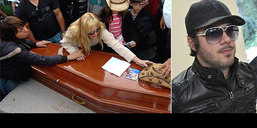Viúva de André Caubói chora durante o enterro; ex-BBBs homenageiam