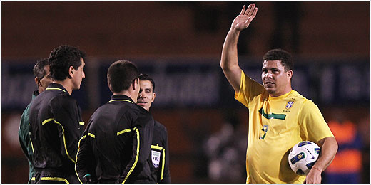 Ronaldo se despede do público ao final do 1º tempo do amistoso