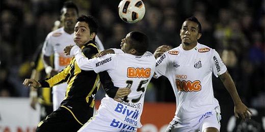 Jogadores de Peñarol e Santos disputam bola na partida de ida da final