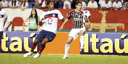 Conca disputa a bola durante a partida contra o Bahia no Rio de Janeiro