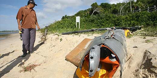 Destroços do helicóptero que caiu com 7 a bordo são reunidos na Bahia