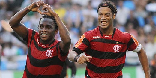 Willians (esq.) comemora seu gol com Ronaldinho na vitória contra o Flu