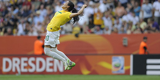 Marta comemora gol contra os EUA; Brasil perde e está fora