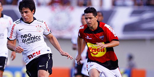 Autor do gol do Corinthians, William disputa lance contra Atlético-GO