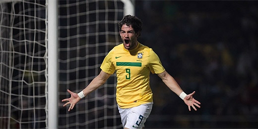 Pato faz seu segundo gol na partida contra o Equador, na Argentina