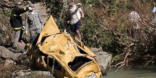 Carro cai de penhasco e é removido no RS; 3 pessoas morreram