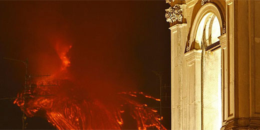 Vista da catedral de Zafferana é ofuscada pela erupção do Monte Etna