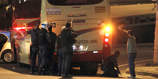 Marcelo Carnaval/Agência o Globo Após negociação, reféns de ônibus são libertados; três são presos