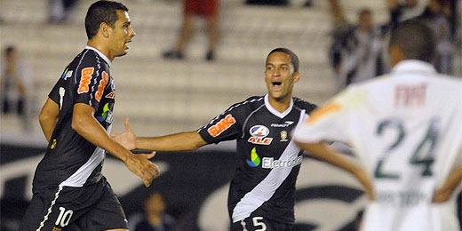 Diego Souza (esq.) festeja após marcar pelo Vasco contra o Palmeiras