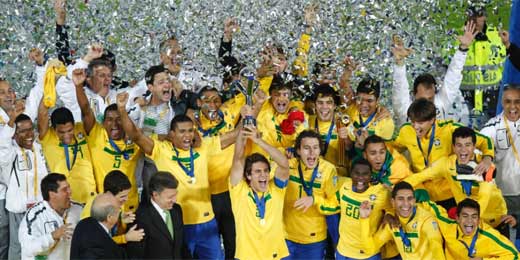 Capitão da seleção brasileira, levanta a taça; equipe venceu Portugal