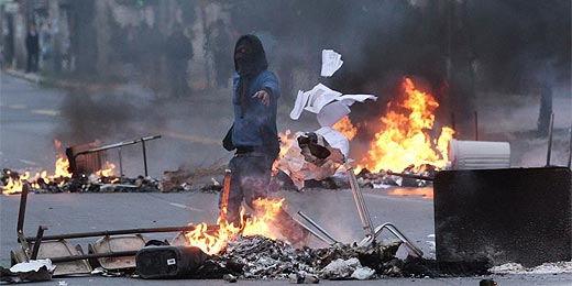 Estudantes e trabalhadores chilenos protestam durante greve nacional